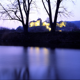 Die Burg Creuzburg im abendlichen Licht mit Spiegelung in der Werra 